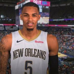 一位身着凯 一位身着凯